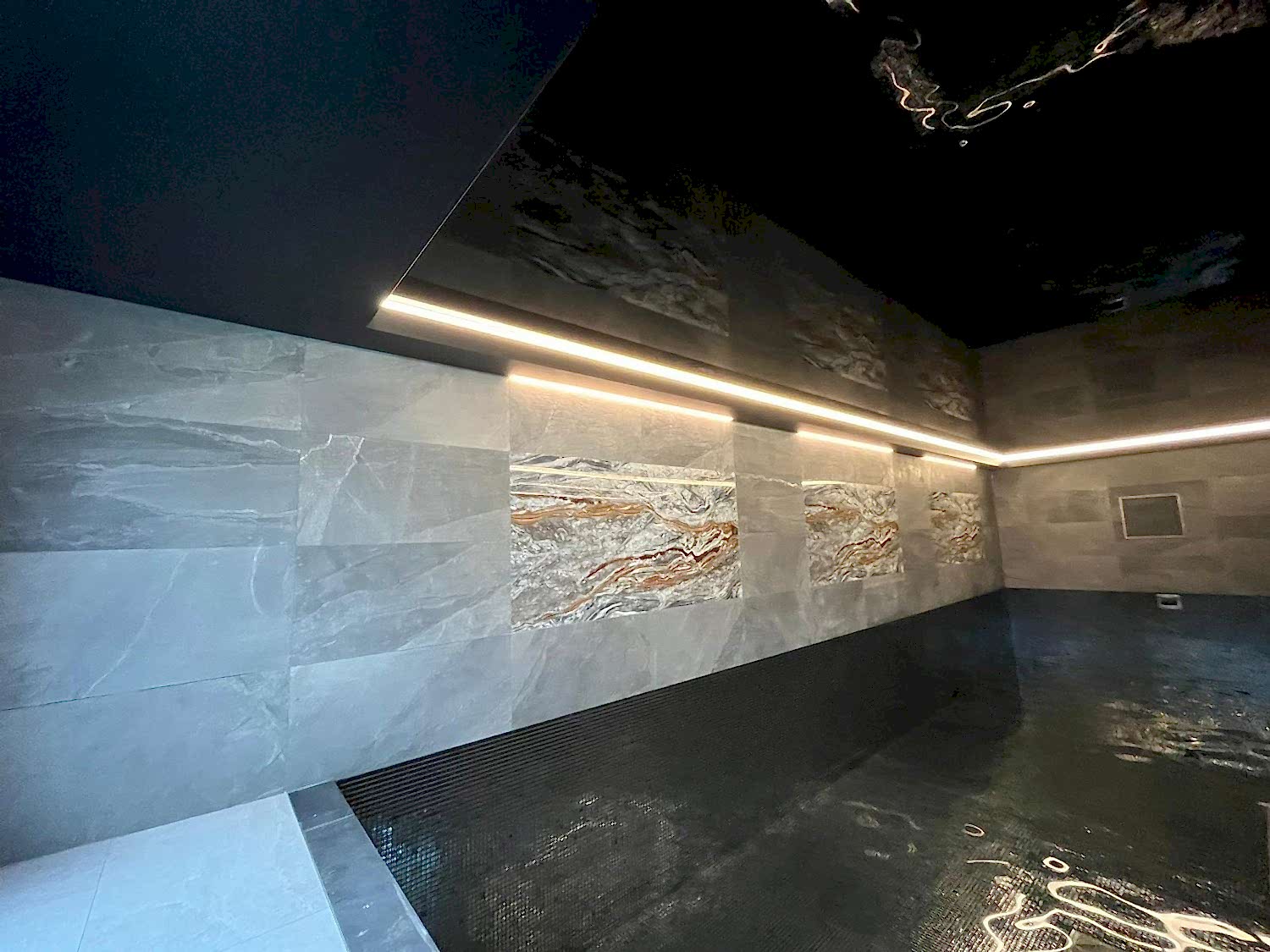 Ceiling mirror panels for any space