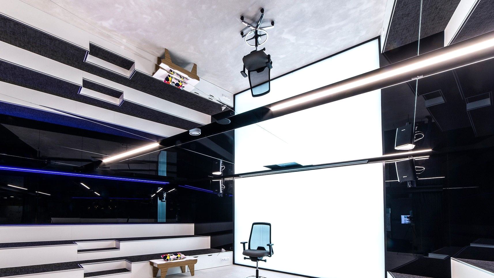 Reflective design effect with mirror ceiling