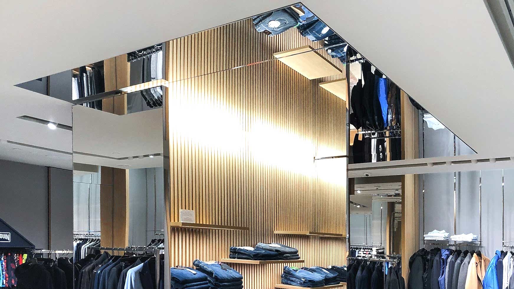 Mirror ceiling and walls in the clothing store