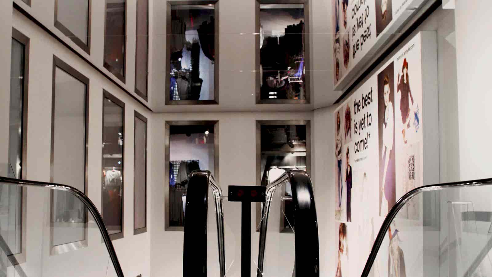 Mirror foils in the shopping center